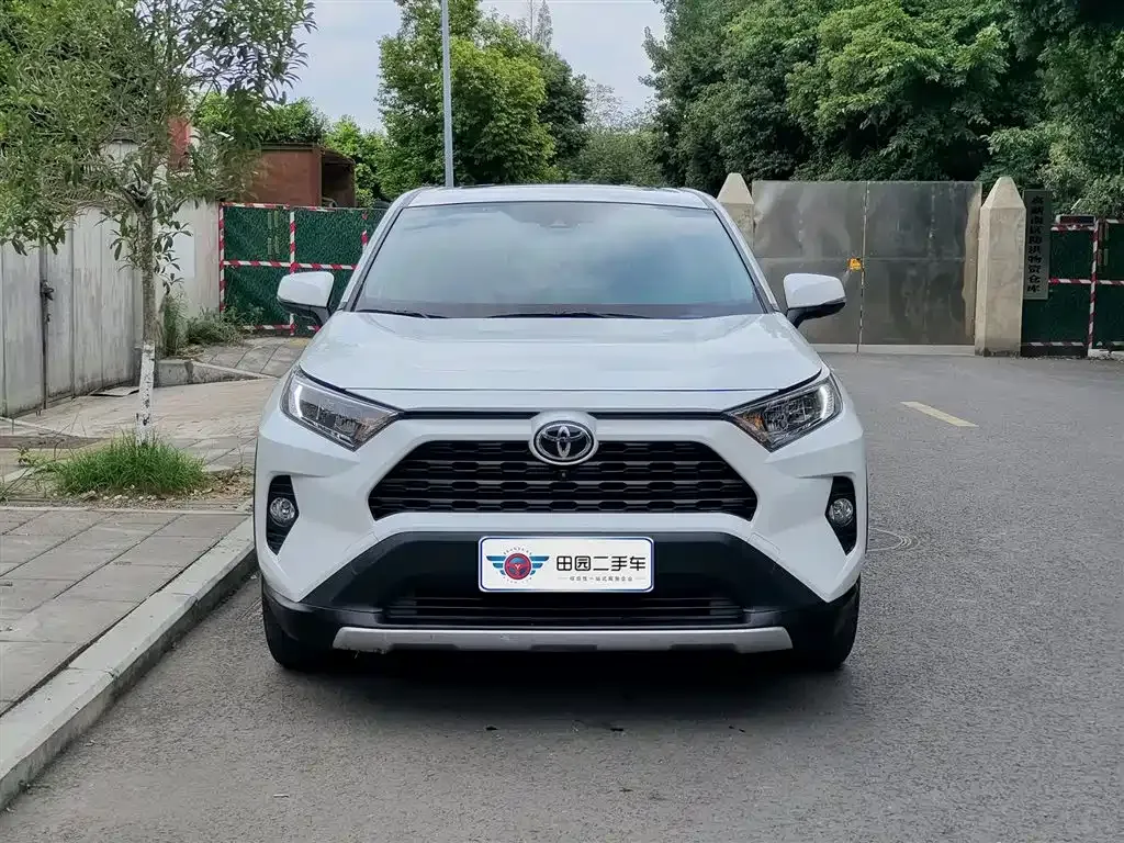 Toyota RAV4 — фото 10