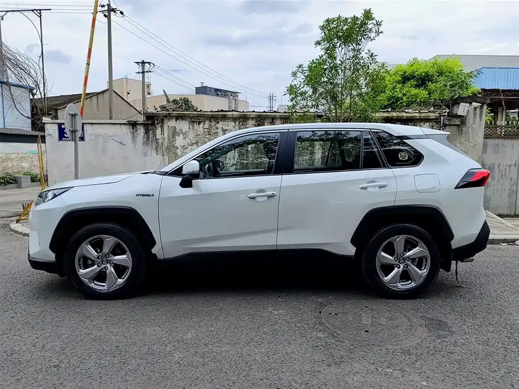 Toyota RAV4 — фото 8