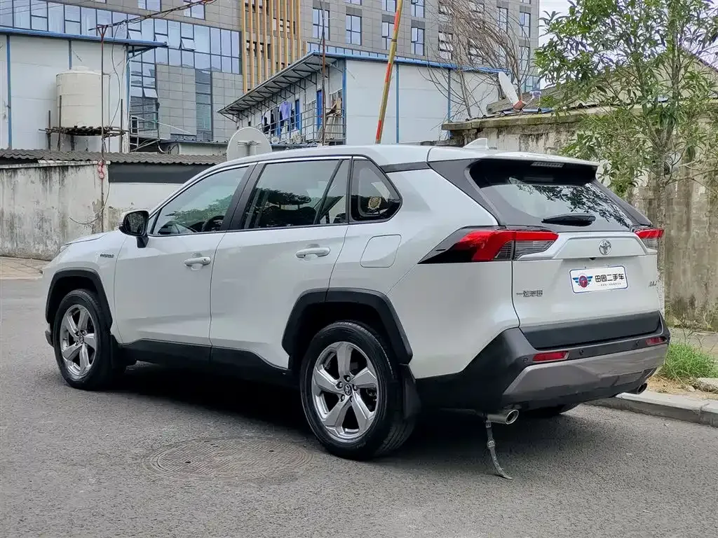 Toyota RAV4 — фото 6