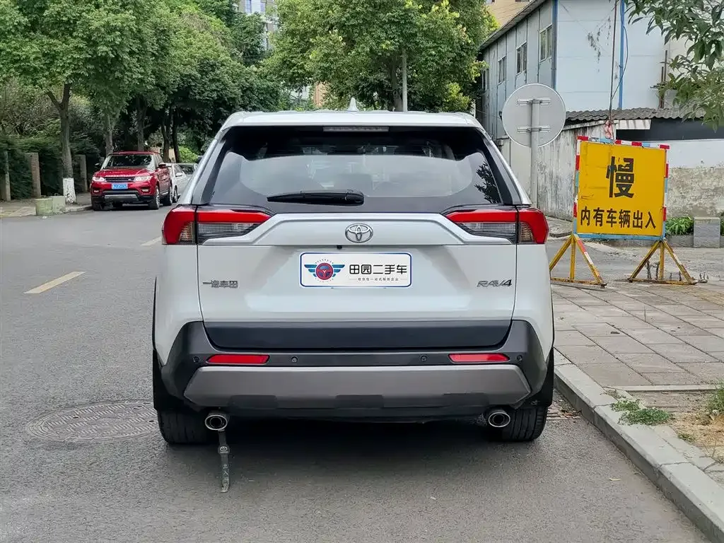 Toyota RAV4 — фото 9