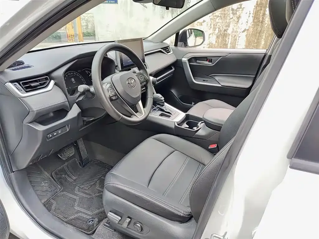Toyota RAV4 — фото 2