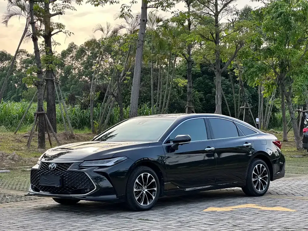 Toyota Avalon — фото 1