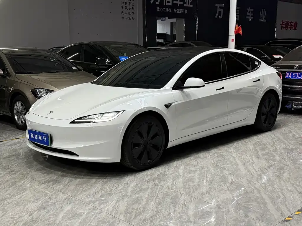 Tesla Model 3 — фото 1