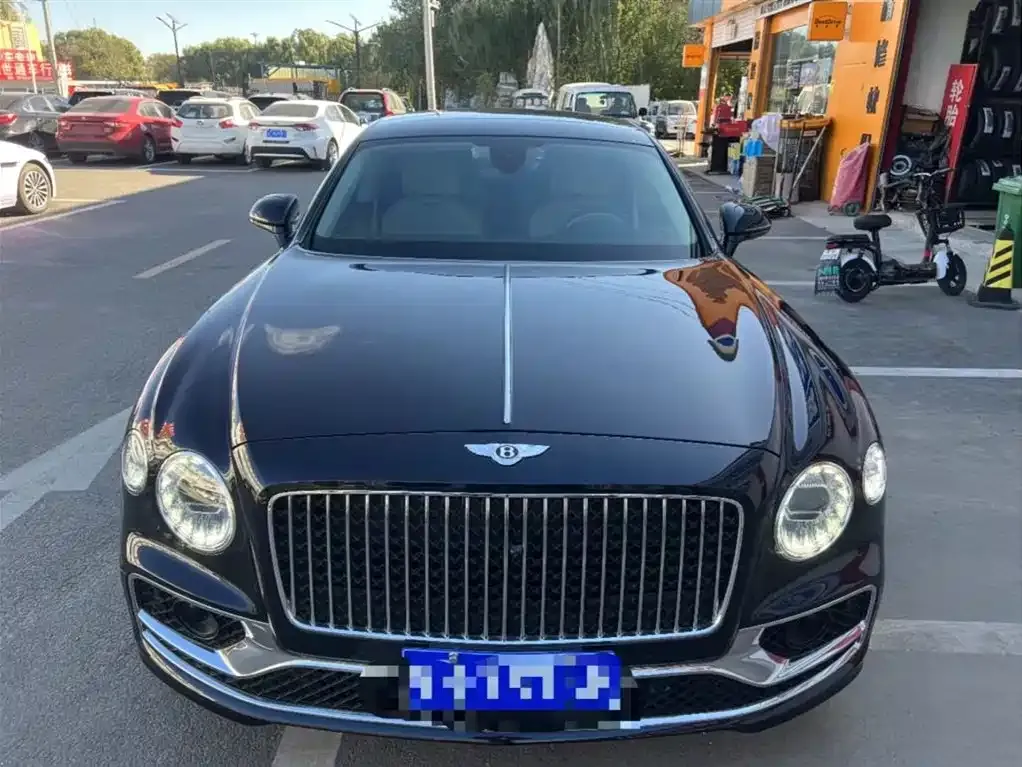 Bentley Flying Spur — фото 1