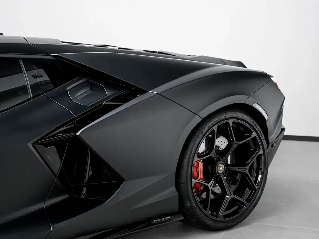 Lamborghini Revuelto — фото 2