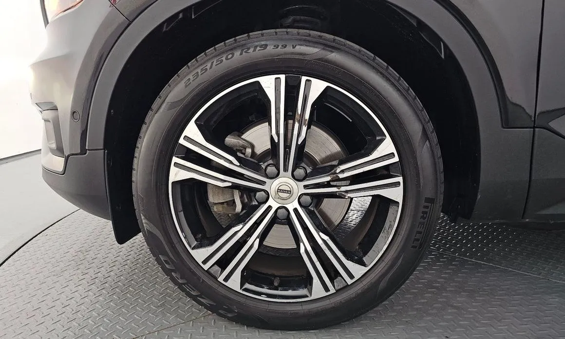 Volvo XC40 — фото 10
