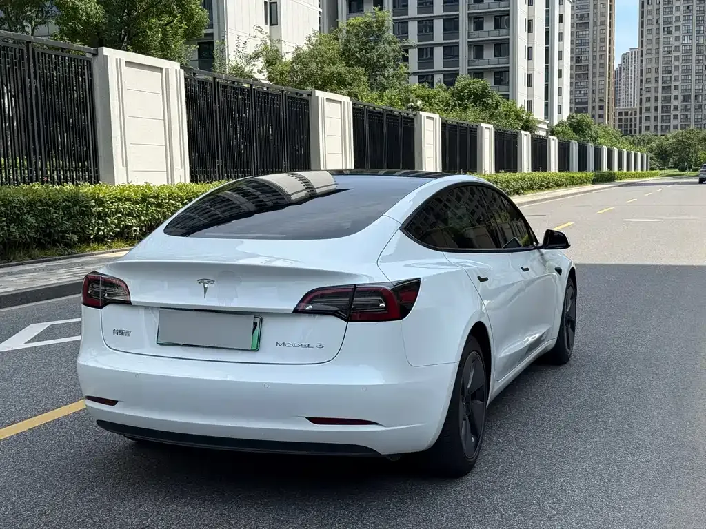 Tesla Model 3 — фото 7
