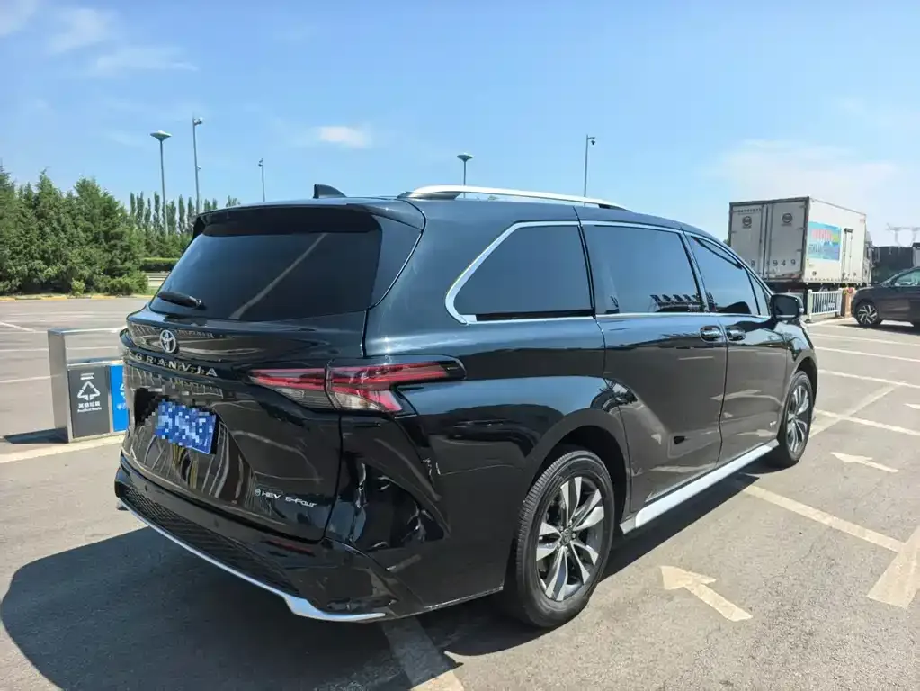 Toyota Granvia — фото 8
