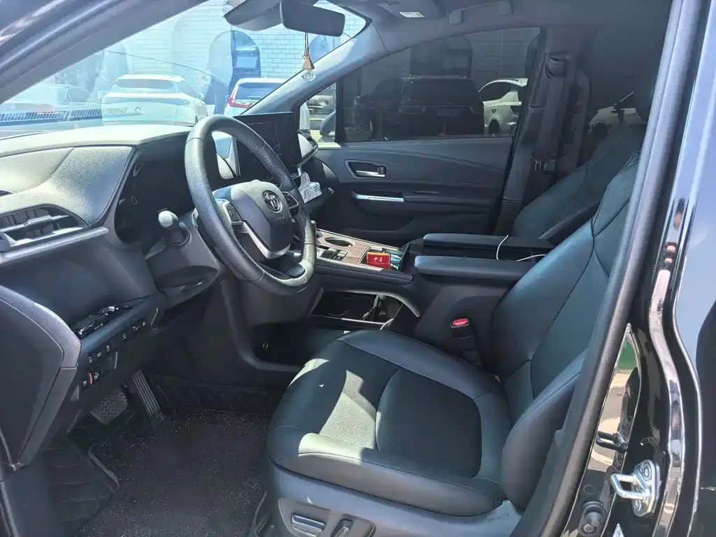 Toyota Granvia — фото 7