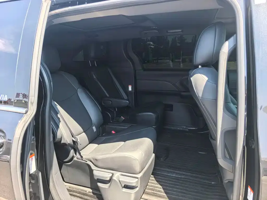 Toyota Granvia — фото 4