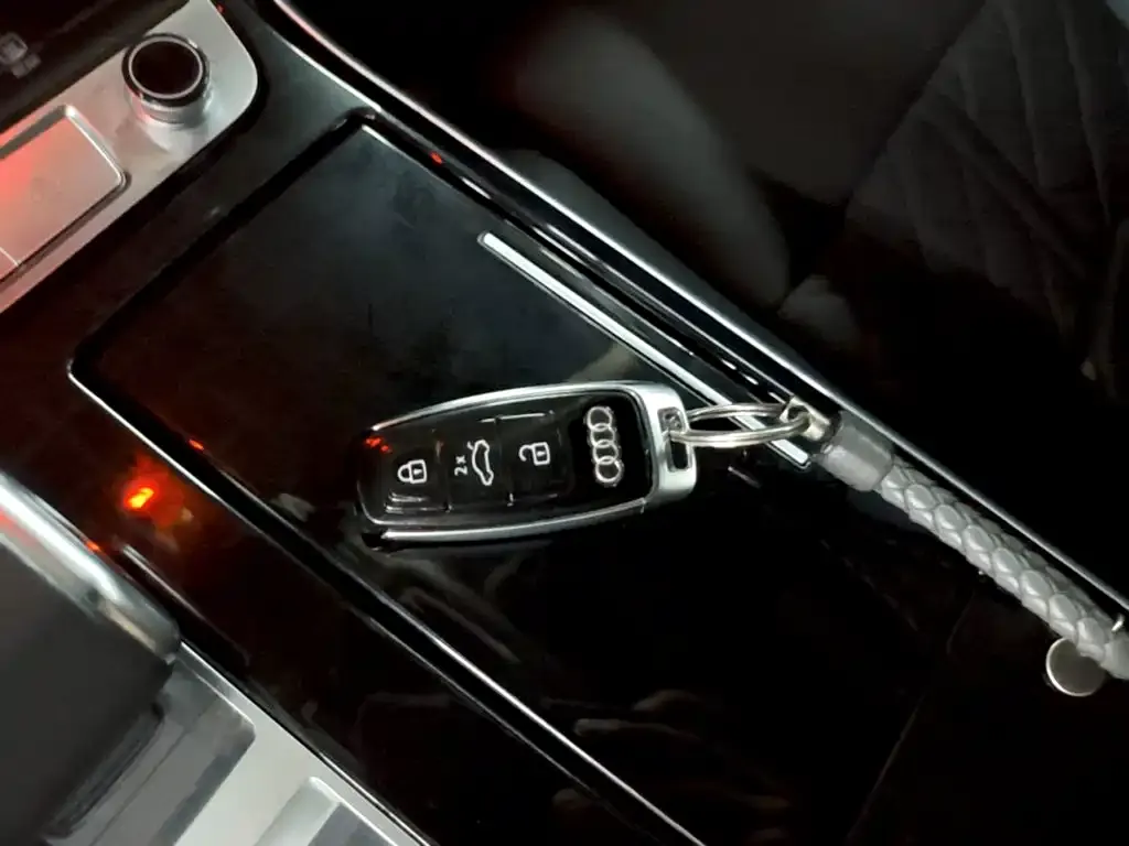 Audi A8 — фото 2