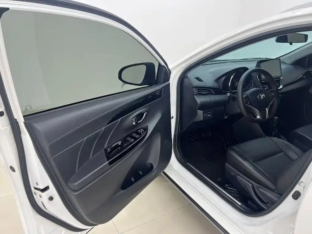 Toyota Yaris L — фото 9