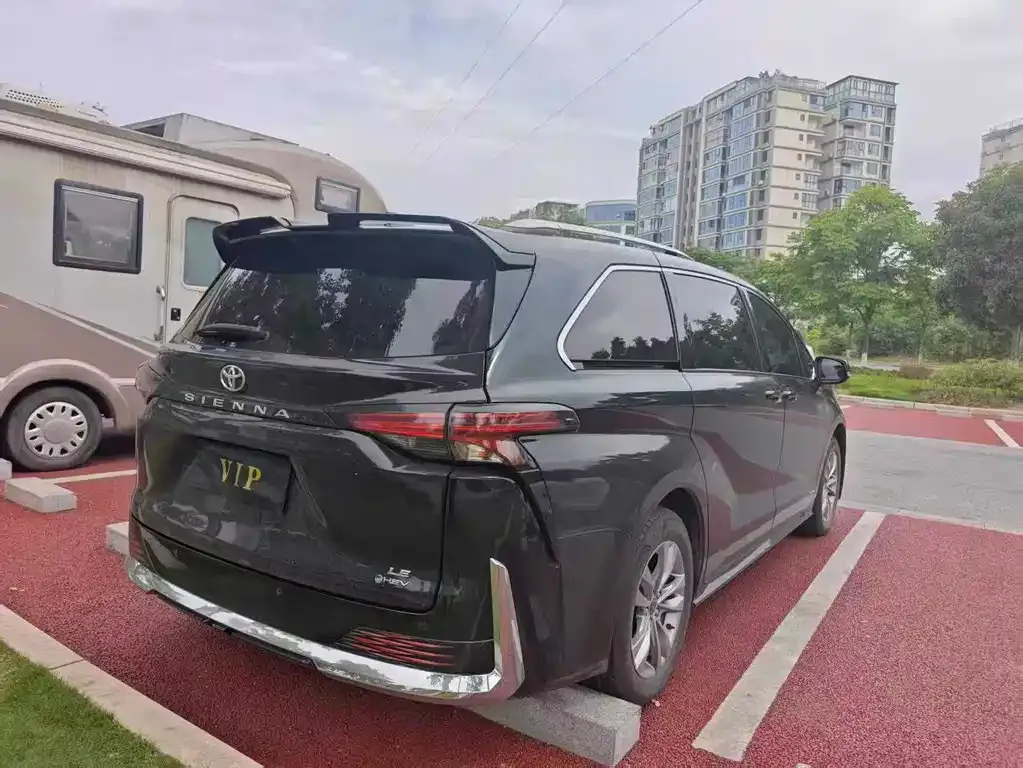 Toyota Sienna — фото 4