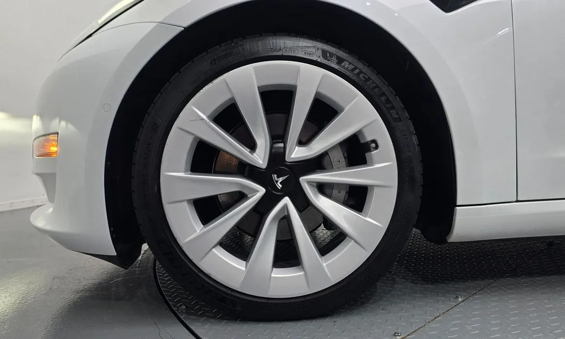 Tesla Model 3 — фото 4