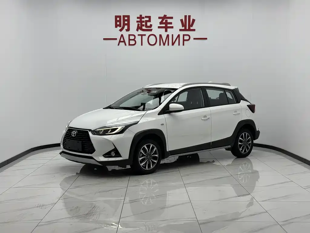 Toyota Yaris L — фото 1
