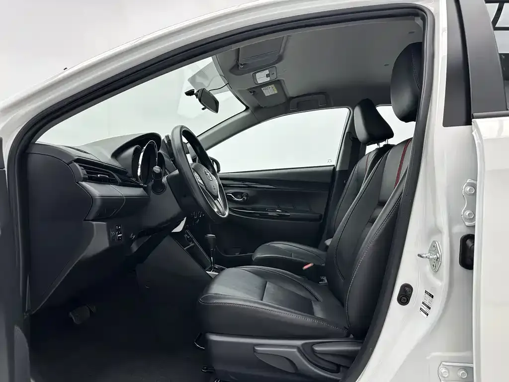 Toyota Yaris L — фото 10