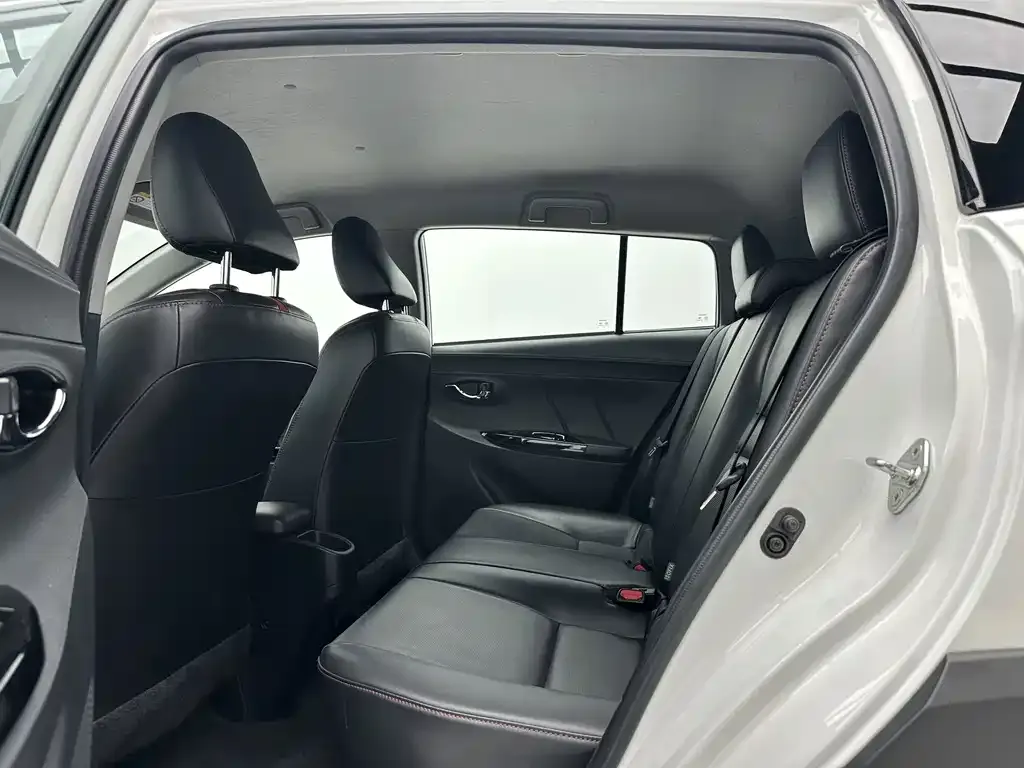 Toyota Yaris L — фото 5