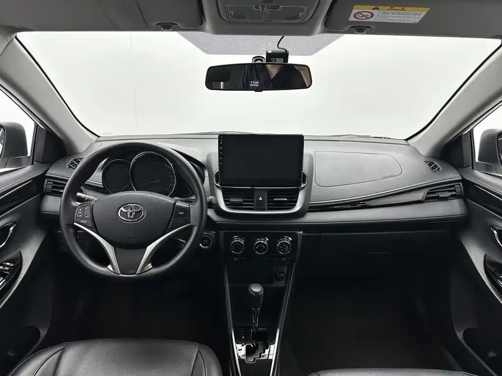 Toyota Yaris L — фото 8
