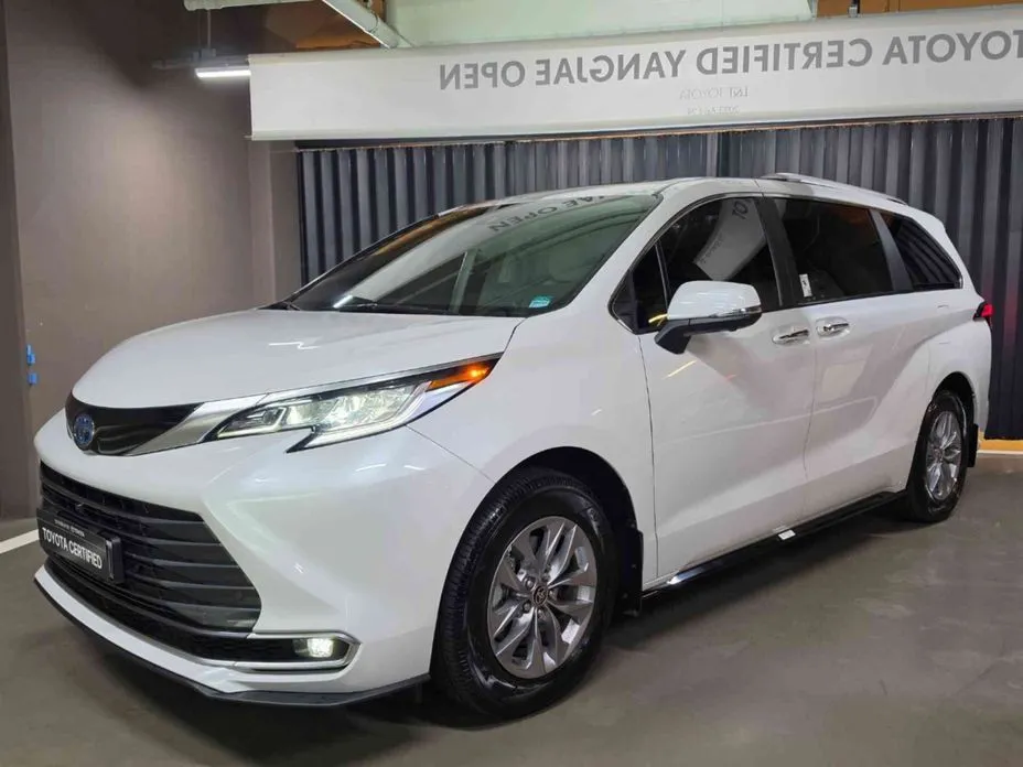 Toyota Sienna — фото 1