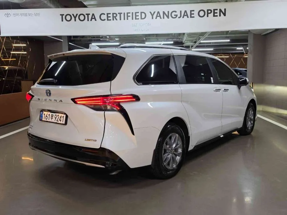 Toyota Sienna — фото 3