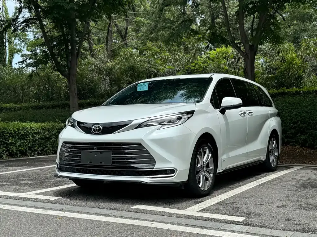 Toyota Sienna — фото 1