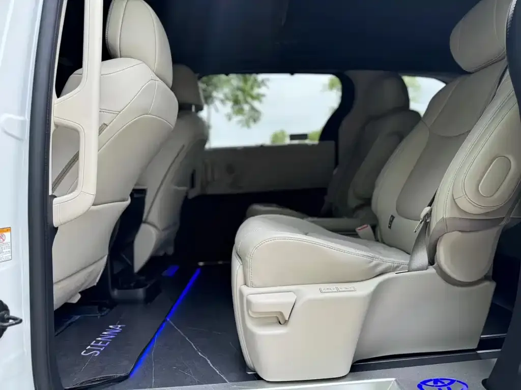 Toyota Sienna — фото 4
