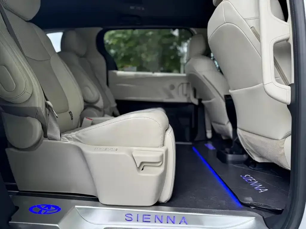 Toyota Sienna — фото 2
