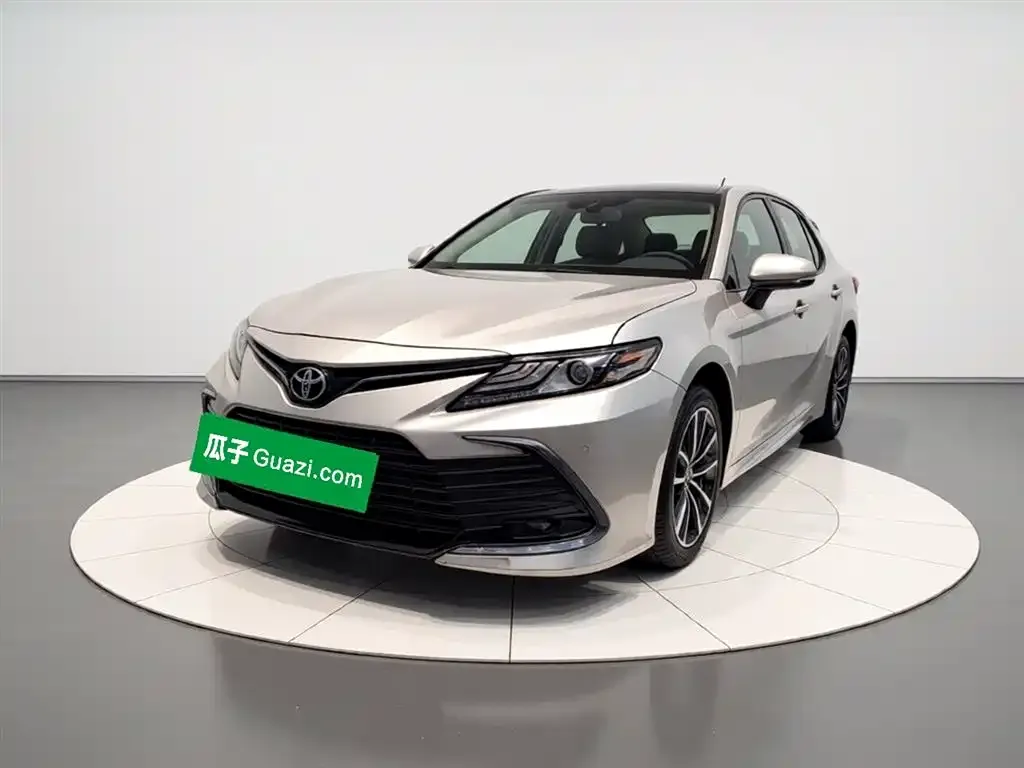 Toyota Camry — фото 1