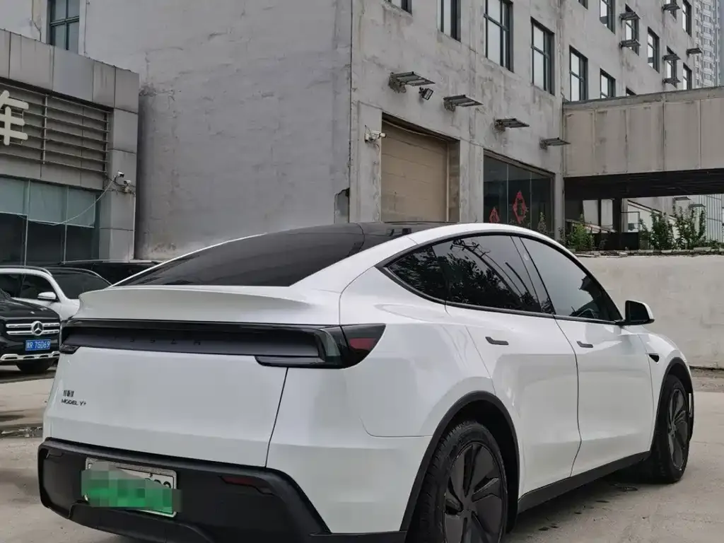 Tesla Model Y — фото 9