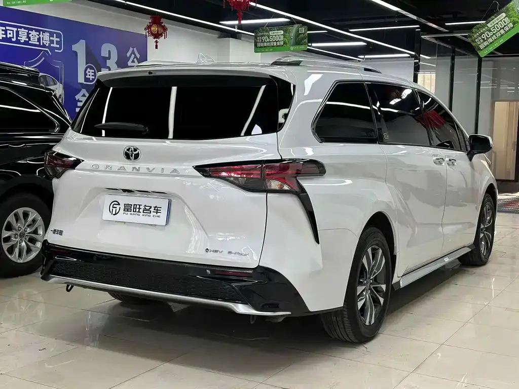 Toyota Granvia — фото 2