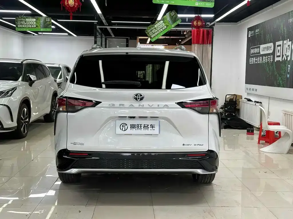 Toyota Granvia — фото 3