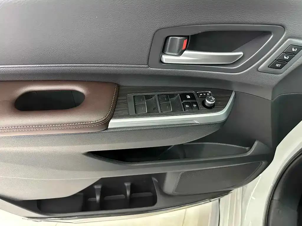 Toyota Granvia — фото 9