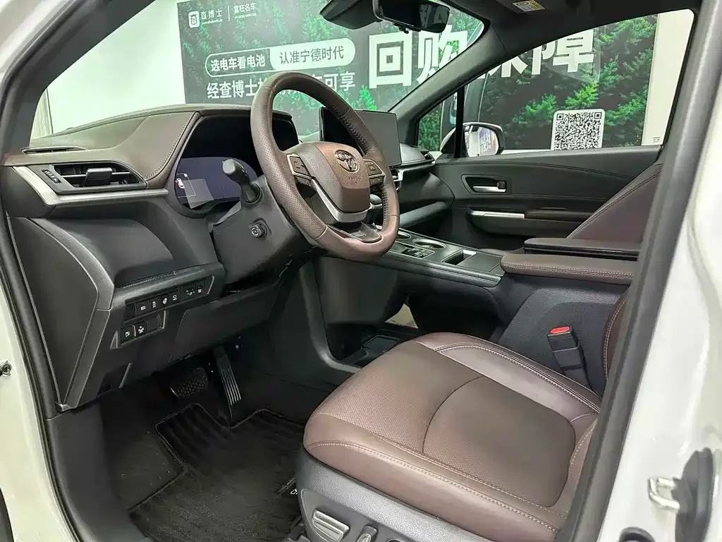 Toyota Granvia — фото 6
