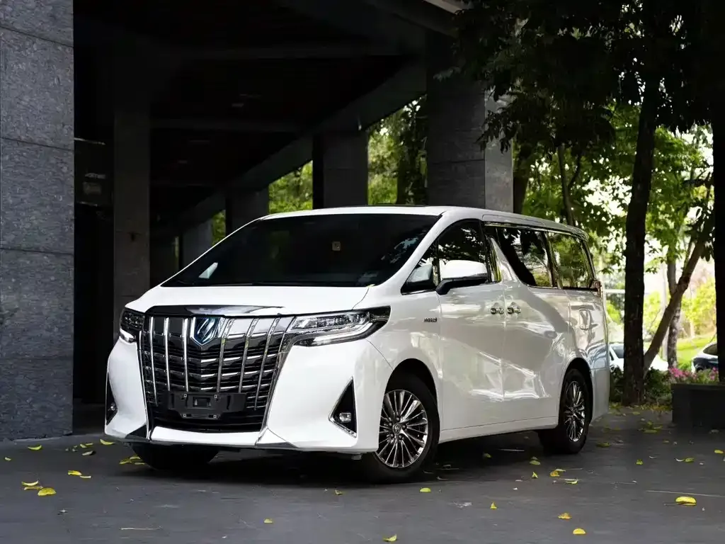 Toyota Alphard — фото 1