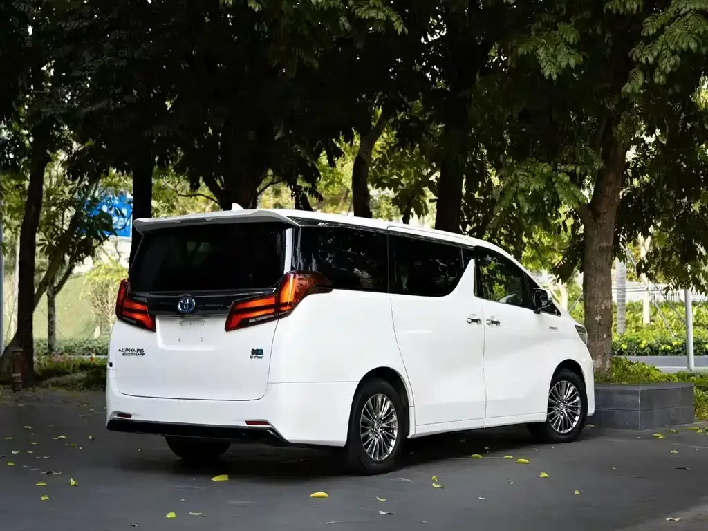 Toyota Alphard — фото 7