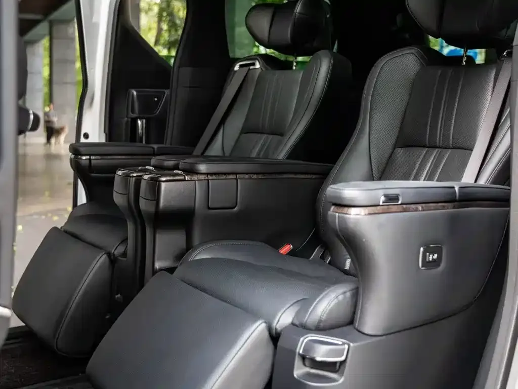 Toyota Alphard — фото 2