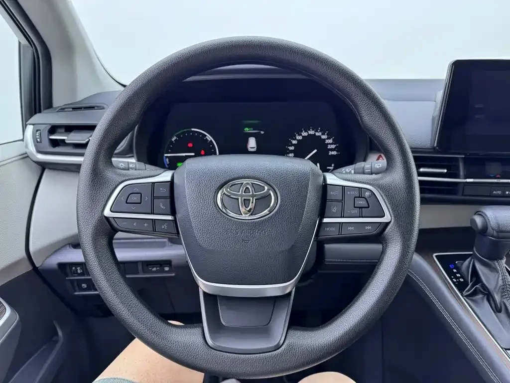 Toyota Sienna — фото 10