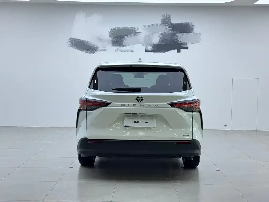Toyota Sienna — фото 2