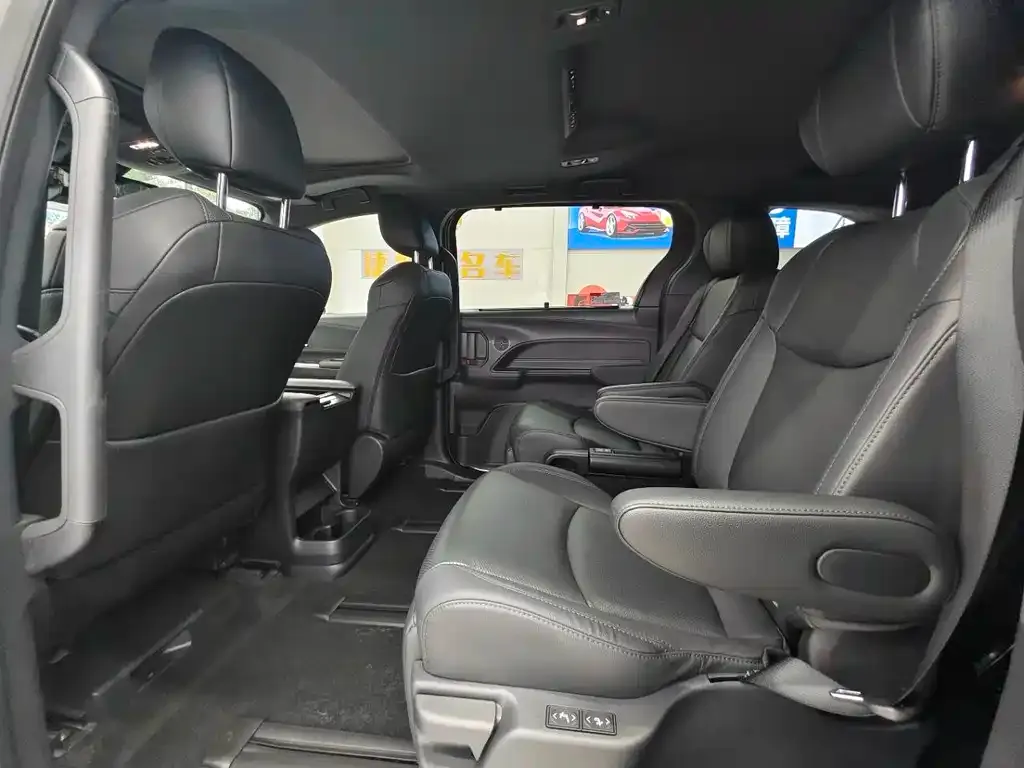 Toyota Sienna — фото 2