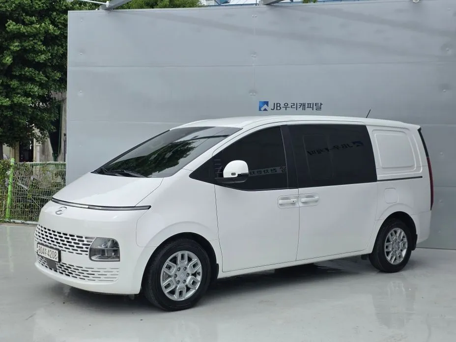 Hyundai Staria Cargo 5-Seater 1