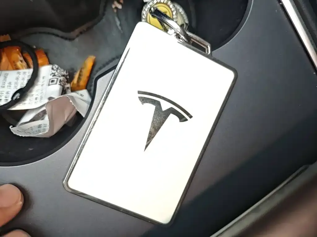 Tesla Model 3 — фото 3