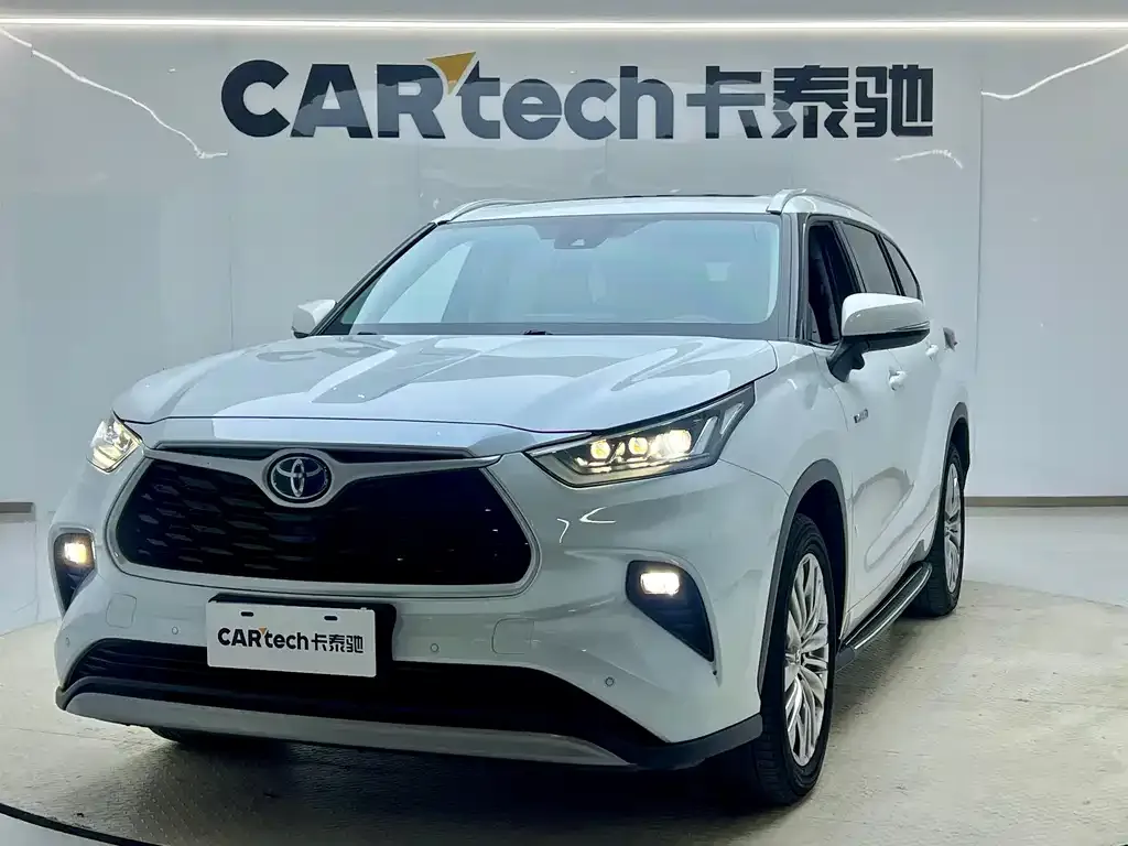 Toyota Highlander — фото 1