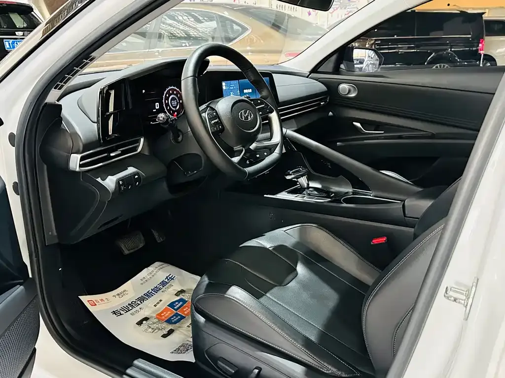 Hyundai Elantra — фото 3