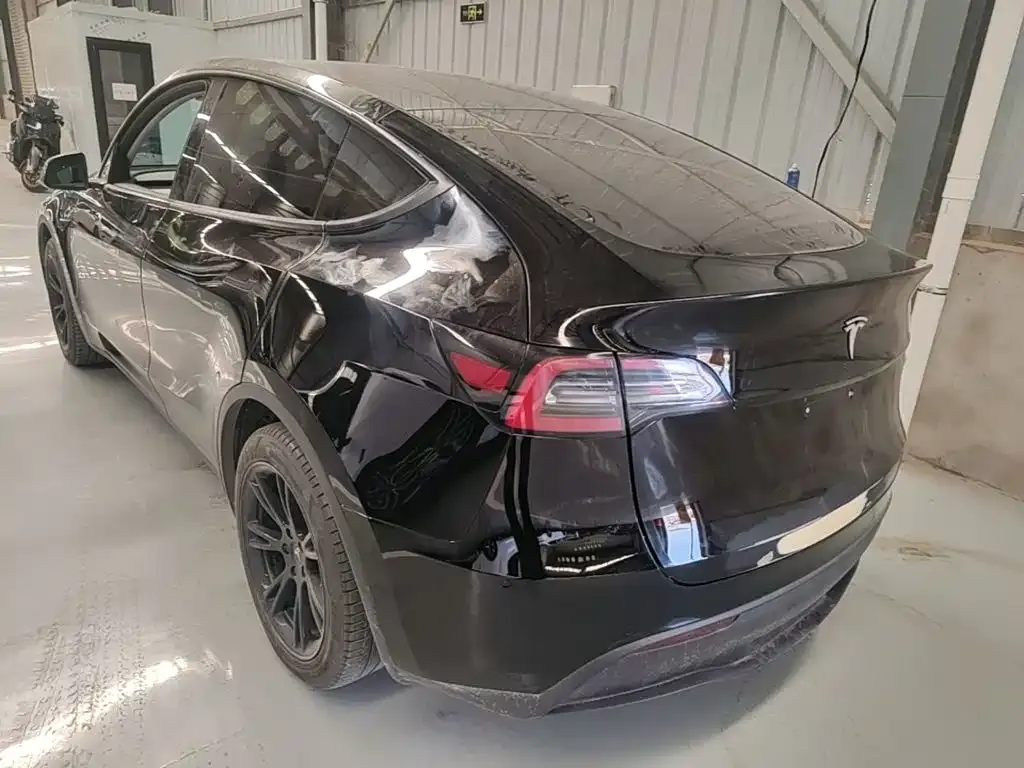 Tesla Model Y — фото 10