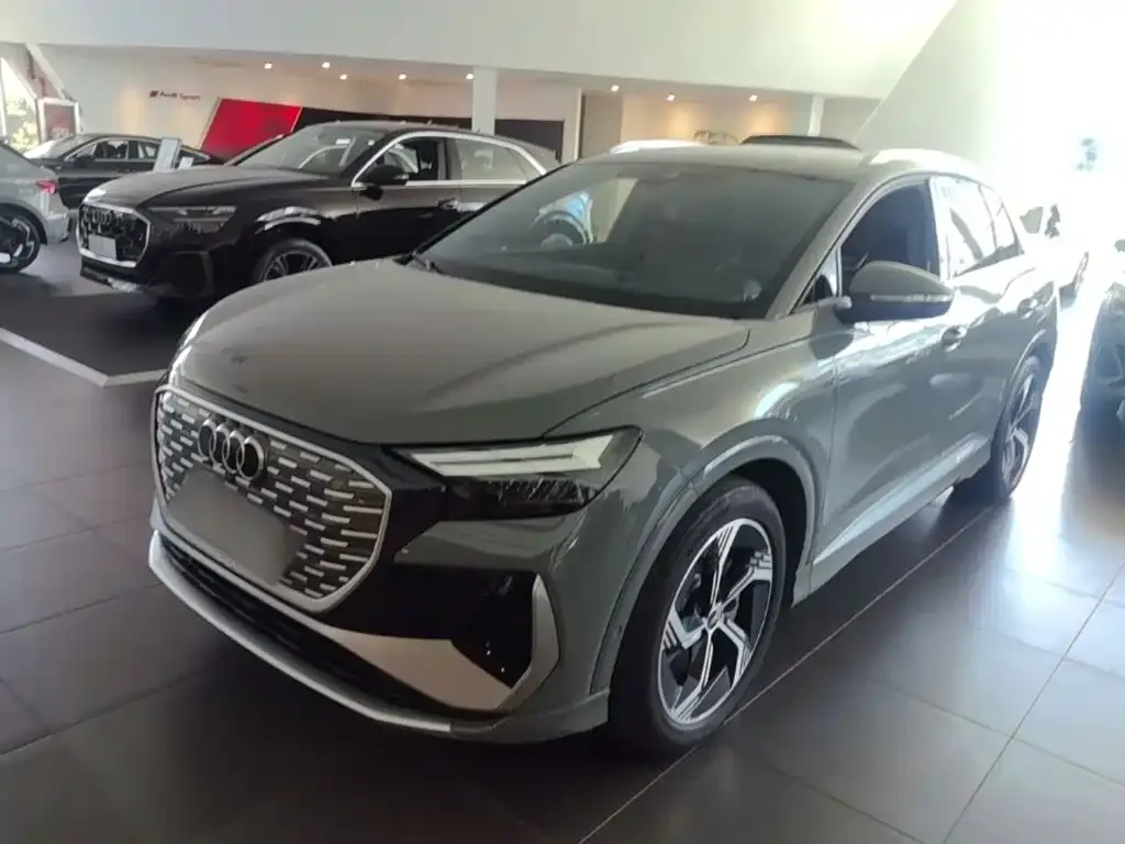 Audi Q4 e-tron — фото 1