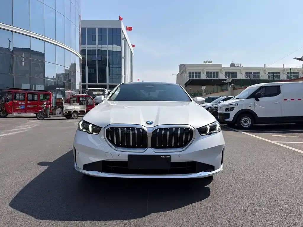 BMW 5 Series — фото 1
