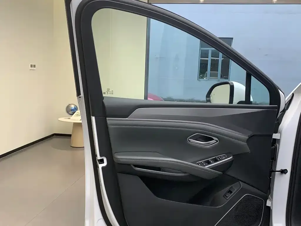 BYD L DM-i — фото 3