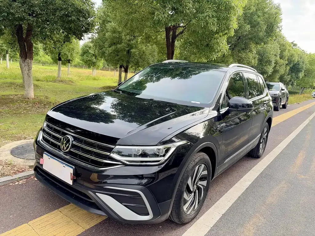 Volkswagen Tiguan L — фото 1