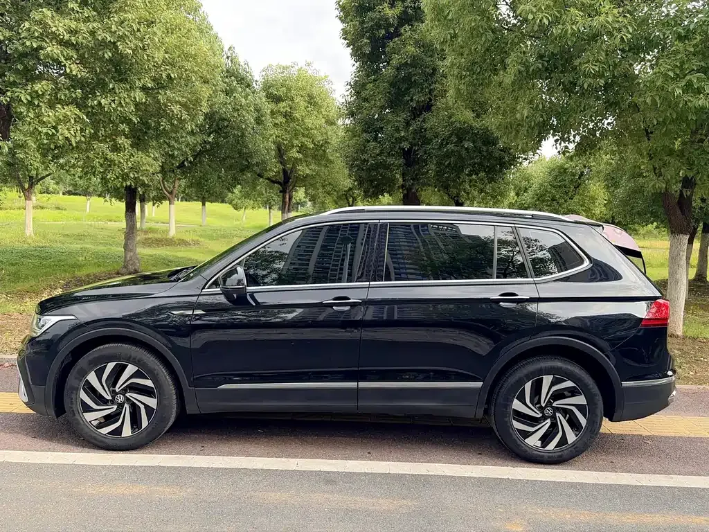 Volkswagen Tiguan L — фото 8