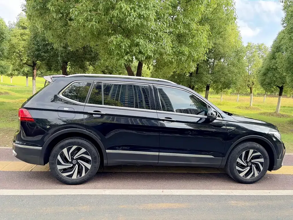 Volkswagen Tiguan L — фото 10